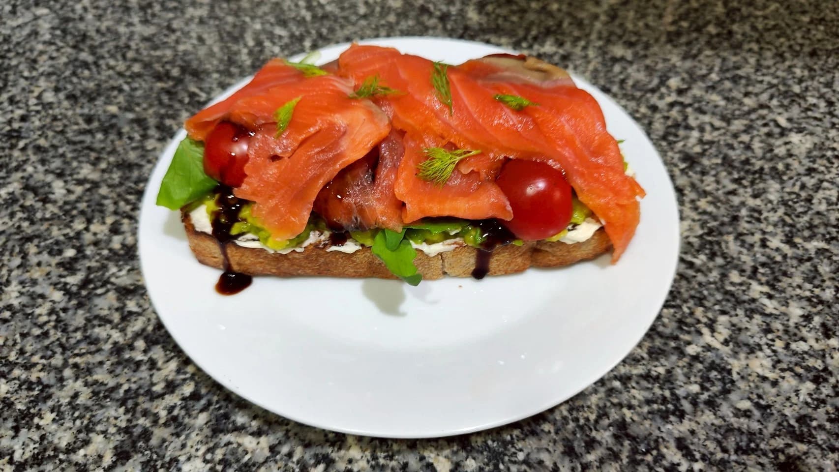 โทสต์แซลมอนรมควัน — Smoked Salmon Toast